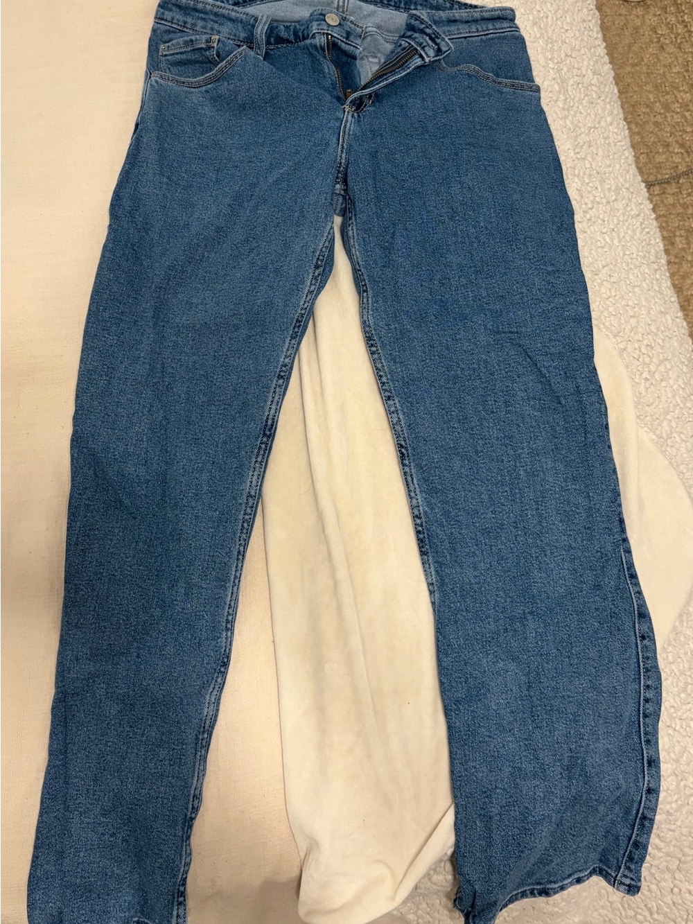 Hollister Low-Rise Relaxed Straight Women's Jeans in Medium Blue